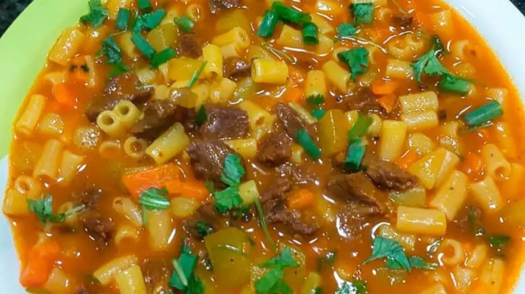 Para esse frio, que tal uma sopa de macarrão com carne e legumes na panela de pressão, mais rapidez e uma delícia. Veja os ingredientes.